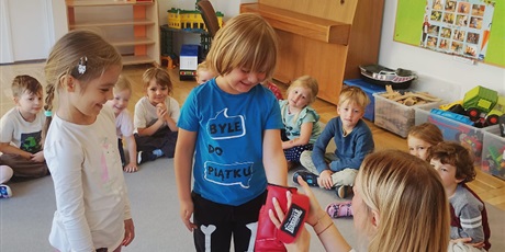 Warsztaty o niepełnosprawności fundacja CZEKA NA NAS ŚWIAT - gr. VIII Foczki