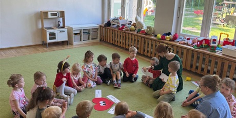 Powiększ grafikę: warsztaty-pedagogiczne-slowa-ktore-sa-mile-i-slowa-ktore-rania-delfinki-gr-ii-694948.jpg