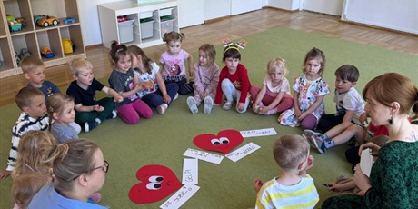 Powiększ grafikę: warsztaty-pedagogiczne-slowa-ktore-sa-mile-i-slowa-ktore-rania-delfinki-gr-ii-694949.jpg