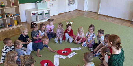 Powiększ grafikę: warsztaty-pedagogiczne-slowa-ktore-sa-mile-i-slowa-ktore-rania-delfinki-gr-ii-694950.jpg