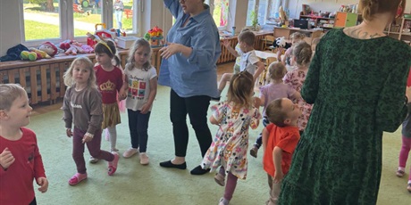 Powiększ grafikę: warsztaty-pedagogiczne-slowa-ktore-sa-mile-i-slowa-ktore-rania-delfinki-gr-ii-694952.jpg