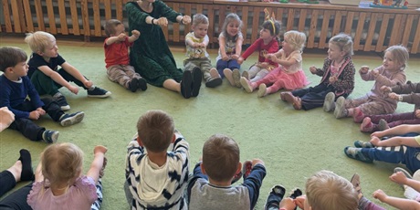 Powiększ grafikę: warsztaty-pedagogiczne-slowa-ktore-sa-mile-i-slowa-ktore-rania-delfinki-gr-ii-694953.jpg