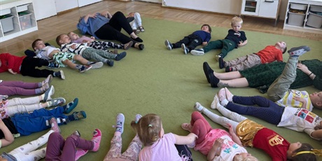 Powiększ grafikę: warsztaty-pedagogiczne-slowa-ktore-sa-mile-i-slowa-ktore-rania-delfinki-gr-ii-694954.jpg