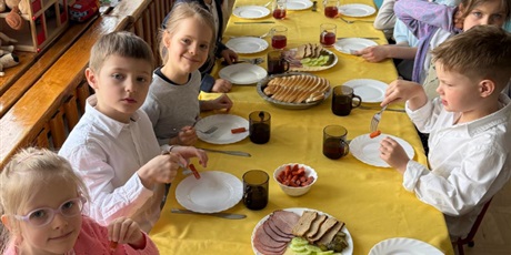 Powiększ grafikę: wielkanocne-sniadanie-w-bursztynowym-domku-685675.jpg