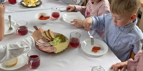 Powiększ grafikę: wielkanocne-sniadanie-w-bursztynowym-domku-685678.jpg