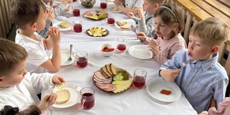 Powiększ grafikę: wielkanocne-sniadanie-w-bursztynowym-domku-685679.jpg