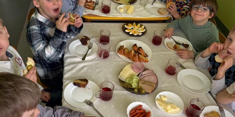 Powiększ grafikę: wielkanocne-sniadanie-w-bursztynowym-domku-685683.jpg