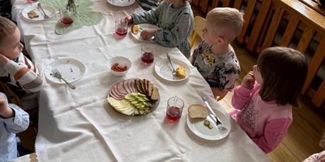 Powiększ grafikę: wielkanocne-sniadanie-w-bursztynowym-domku-685686.jpg