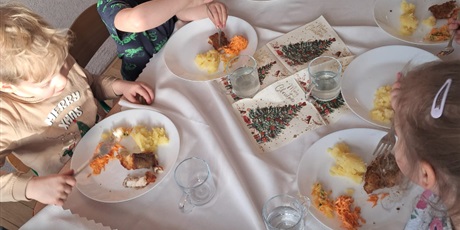 Powiększ grafikę: wigilie-grupowe-w-bursztynowym-domku-667441.jpg