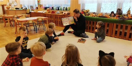 Wizyta Taty Ignasia w przedszkolu-czytanie książek.