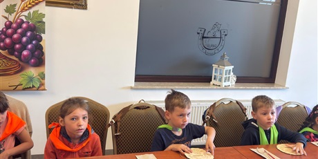 Powiększ grafikę: wycieczka-autokarowa-do-gospodarstwa-u-rychertow-gr-ii-delfinki-iv-foczki-v-marynarze-vii-bursztynki-696252.jpg