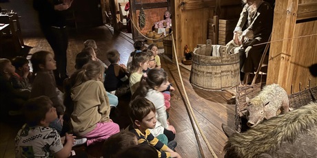 Powiększ grafikę: wycieczka-do-muzeum-blekitny-baranek-gr-vi-delfinki-615221.jpg