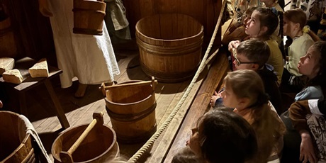 Powiększ grafikę: wycieczka-do-muzeum-blekitny-baranek-gr-vi-delfinki-615222.jpg