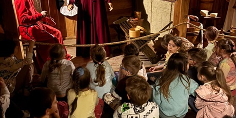 Powiększ grafikę: wycieczka-do-muzeum-blekitny-baranek-gr-vi-delfinki-615223.jpg