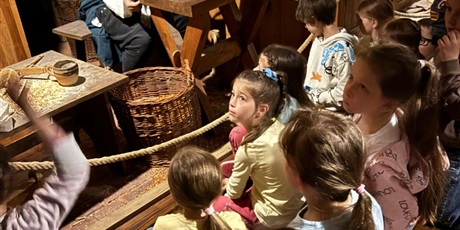 Powiększ grafikę: wycieczka-do-muzeum-blekitny-baranek-gr-vi-delfinki-615227.jpg