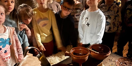 Powiększ grafikę: wycieczka-do-muzeum-blekitny-baranek-gr-vi-delfinki-615228.jpg