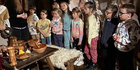 Powiększ grafikę: wycieczka-do-muzeum-blekitny-baranek-gr-vi-delfinki-615229.jpg