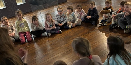 Powiększ grafikę: wycieczka-do-muzeum-blekitny-baranek-gr-vi-delfinki-615232.jpg
