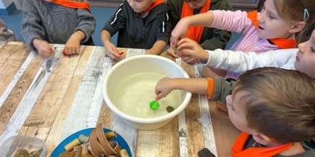 Powiększ grafikę: wycieczka-do-okm-co-plywa-co-tonie-gr-v-marynarze-649160.jpg