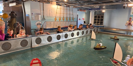 Powiększ grafikę: wycieczka-do-okm-co-plywa-co-tonie-gr-v-marynarze-649162.jpg