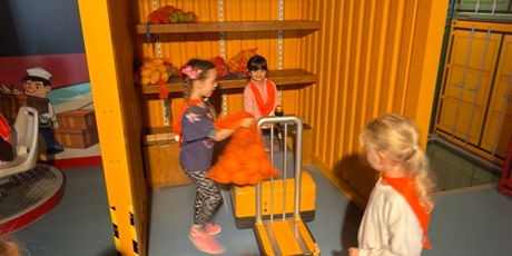 Powiększ grafikę: wycieczka-do-okm-co-plywa-co-tonie-gr-v-marynarze-649163.jpg