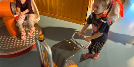 Powiększ grafikę: wycieczka-do-okm-co-plywa-co-tonie-gr-v-marynarze-649165.jpg