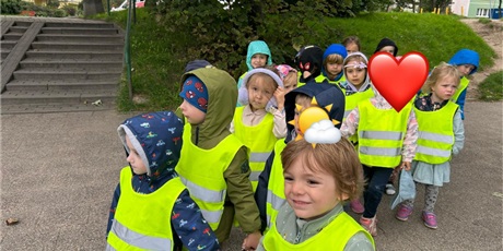 Powiększ grafikę: wycieczka-na-skrzyzowanie-obserwacja-ruchu-ulicznego-przejscie-przez-ulice-z-zachowaniem-zasad-bezpieczenstwa-gr-iv-foczki-638469.jpg