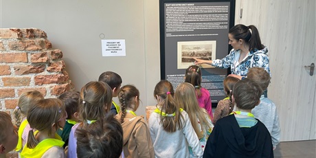 Powiększ grafikę: wyjscie-do-instytutu-kultury-miejskiej-gr-vii-bursztynki-613871.jpg