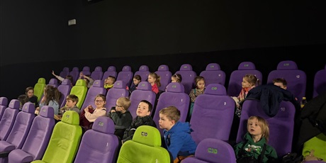 Powiększ grafikę: wyjscie-do-kina-na-seans-orzelek-iggy-grupa-vi-koniki-morskie-672954.jpg