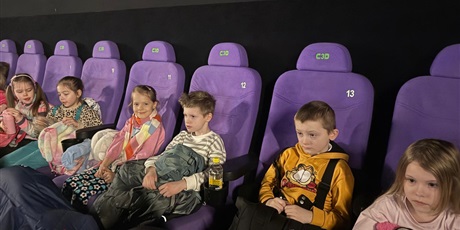 Powiększ grafikę: wyjscie-do-kina-na-seans-orzelek-iggy-grupa-vi-koniki-morskie-672957.jpg