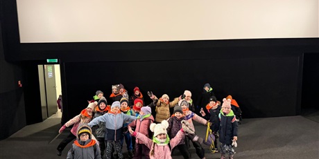 Powiększ grafikę: wyjscie-do-kina-na-seans-orzelek-iggy-grupa-vi-koniki-morskie-672958.jpg