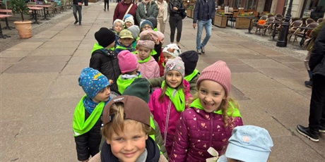 Powiększ grafikę: wyjscie-do-ratusza-warsztaty-mala-historia-zabytku-gr-v-marynarze-687806.jpg