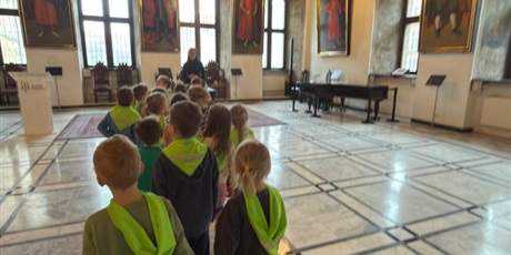 Powiększ grafikę: wyjscie-do-ratusza-warsztaty-mala-historia-zabytku-gr-v-marynarze-687808.jpg