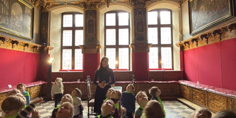 Powiększ grafikę: wyjscie-do-ratusza-warsztaty-mala-historia-zabytku-gr-v-marynarze-687811.jpg