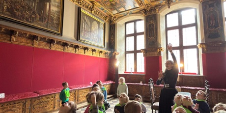 Powiększ grafikę: wyjscie-do-ratusza-warsztaty-mala-historia-zabytku-gr-v-marynarze-687812.jpg