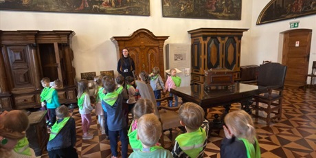 Powiększ grafikę: wyjscie-do-ratusza-warsztaty-mala-historia-zabytku-gr-v-marynarze-687815.jpg