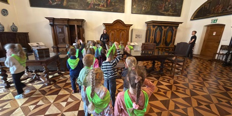 Powiększ grafikę: wyjscie-do-ratusza-warsztaty-mala-historia-zabytku-gr-v-marynarze-687816.jpg