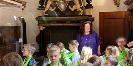 Wyjście do Ratusza - warsztaty "Mała historia zabytku" - gr. VIII - Muszelki 