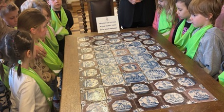 Powiększ grafikę: wyjscie-do-ratusza-warsztaty-mala-historia-zabytku-gr-viii-muszelki-689640.jpg