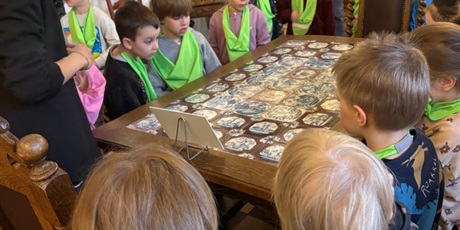 Powiększ grafikę: wyjscie-do-ratusza-warsztaty-mala-historia-zabytku-gr-viii-muszelki-689641.jpg