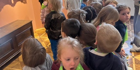 Powiększ grafikę: wyjscie-do-ratusza-warsztaty-mala-historia-zabytku-gr-viii-muszelki-689642.jpg