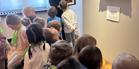 Powiększ grafikę: wyjscie-do-ratusza-warsztaty-mala-historia-zabytku-gr-viii-muszelki-689643.jpg