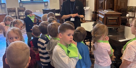 Powiększ grafikę: wyjscie-do-ratusza-warsztaty-mala-historia-zabytku-gr-viii-muszelki-689644.jpg