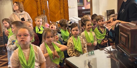 Powiększ grafikę: wyjscie-do-ratusza-warsztaty-mala-historia-zabytku-gr-viii-muszelki-689645.jpg