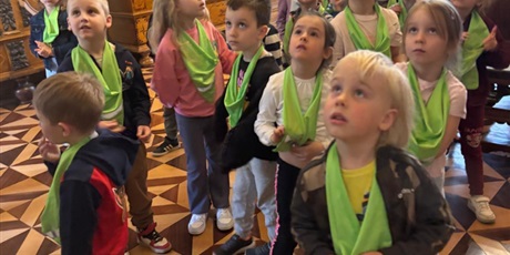 Powiększ grafikę: wyjscie-do-ratusza-warsztaty-mala-historia-zabytku-gr-viii-muszelki-689646.jpg