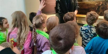 Powiększ grafikę: wyjscie-do-ratusza-warsztaty-mala-historia-zabytku-gr-viii-muszelki-689648.jpg