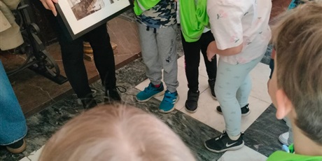 Powiększ grafikę: wyjscie-do-ratusza-warsztaty-mala-historia-zabytku-gr-viii-muszelki-689649.jpg