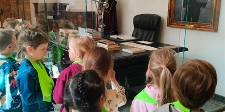 Powiększ grafikę: wyjscie-do-ratusza-warsztaty-mala-historia-zabytku-gr-viii-muszelki-689650.jpg