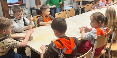 Powiększ grafikę: wyjscie-do-sztukarium-na-zajecia-lepienia-z-gliny-gr-vii-bursztynki-674457.jpg