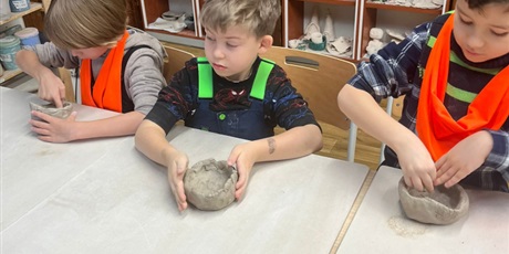 Powiększ grafikę: wyjscie-do-sztukarium-na-zajecia-lepienia-z-gliny-gr-vii-bursztynki-674459.jpg